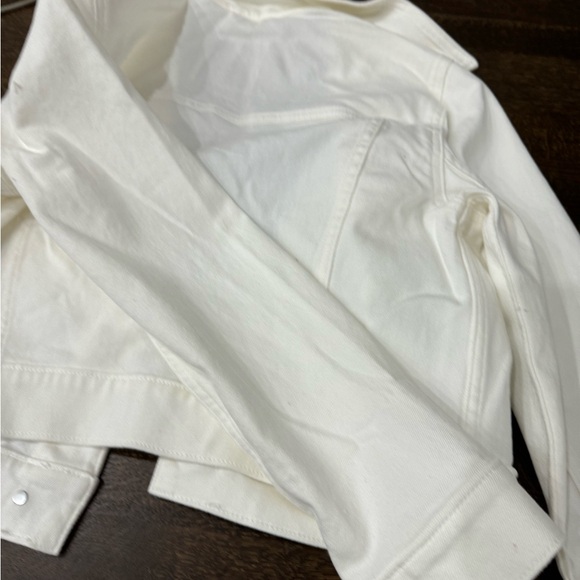 HOLLISTER WHITE DENIM JACKET - Picture 10 of 13